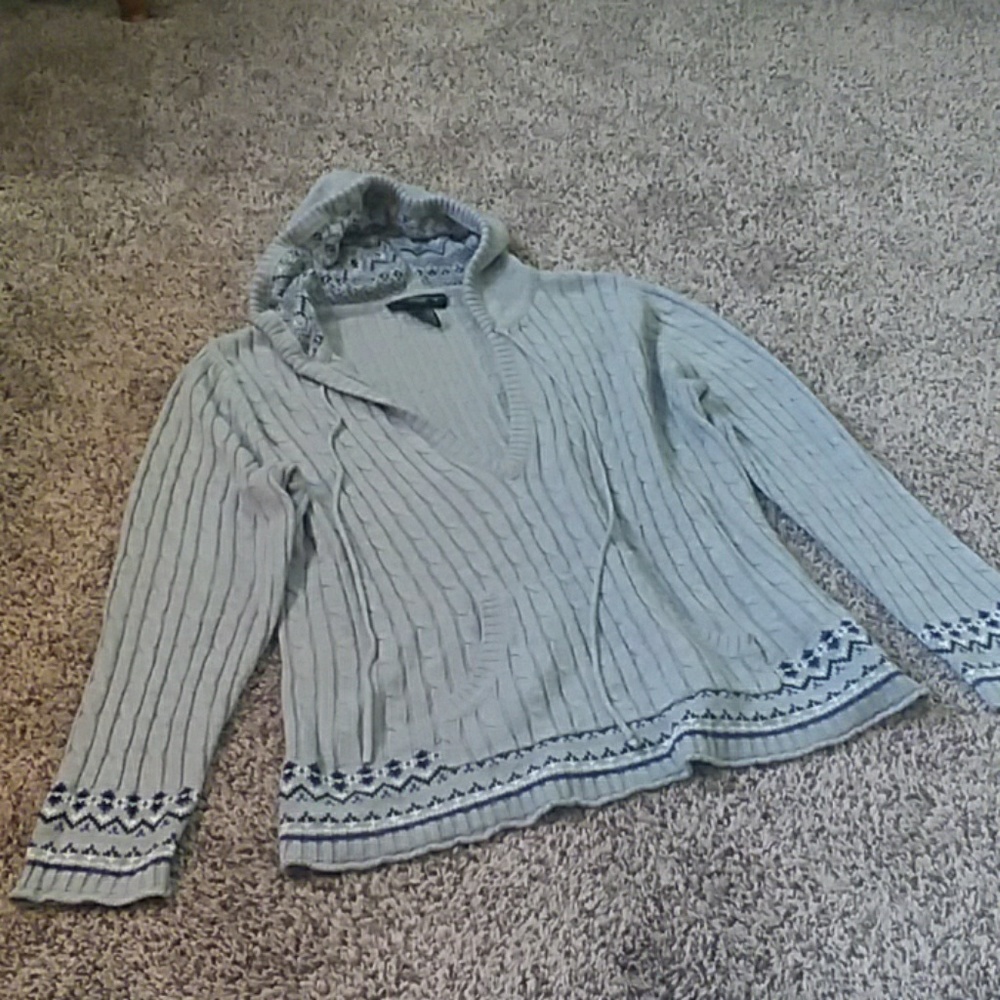 Grey sweater with hood and pocket